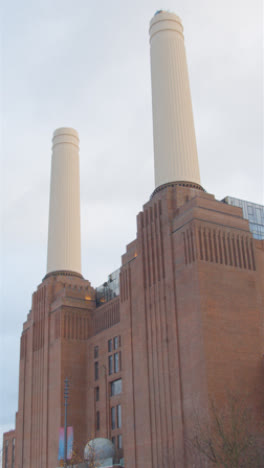 Video-Vertical-Que-Muestra-La-Vista-Exterior-Del-Desarrollo-De-La-Central-Eléctrica-De-Battersea-En-Londres,-Reino-Unido-Con-Personas